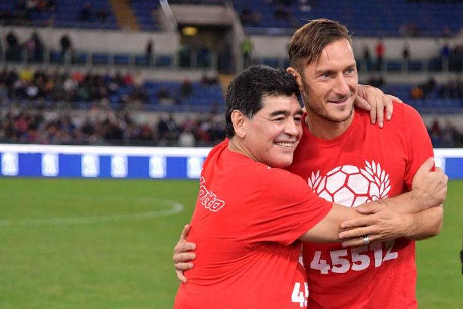 Diego Armando Maradona e Francesco Totti, protagonisti assoluti della partita della pace. Lapresse